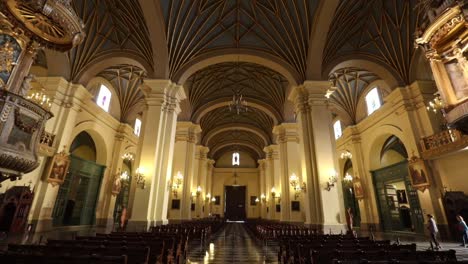 dentro de la catedral de lima toma panorámica desde arriba