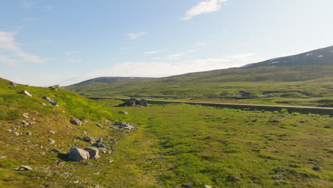 Imágenes-Aéreas-De-ángulo-Bajo-Del-Paso-De-Montaña-De-Saltfjellet-Y-La-Autopista-E6