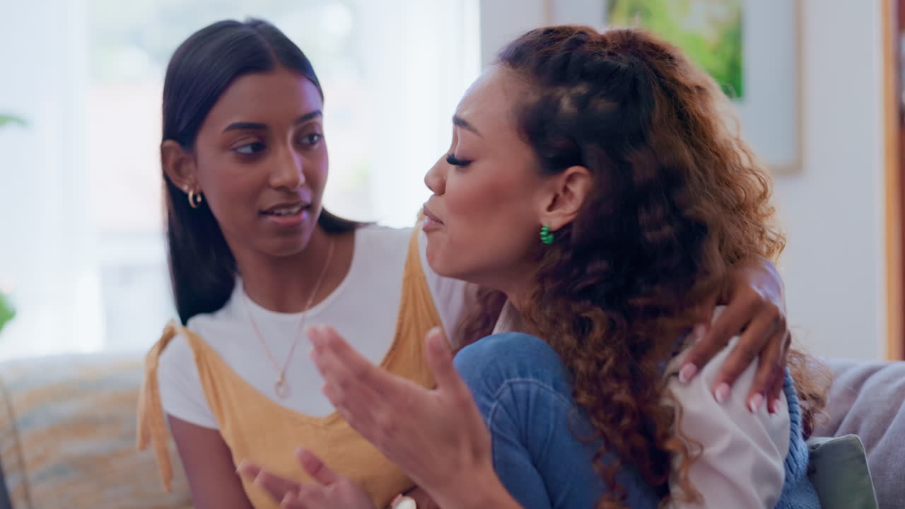 hogar, triste y mujeres con apoyo