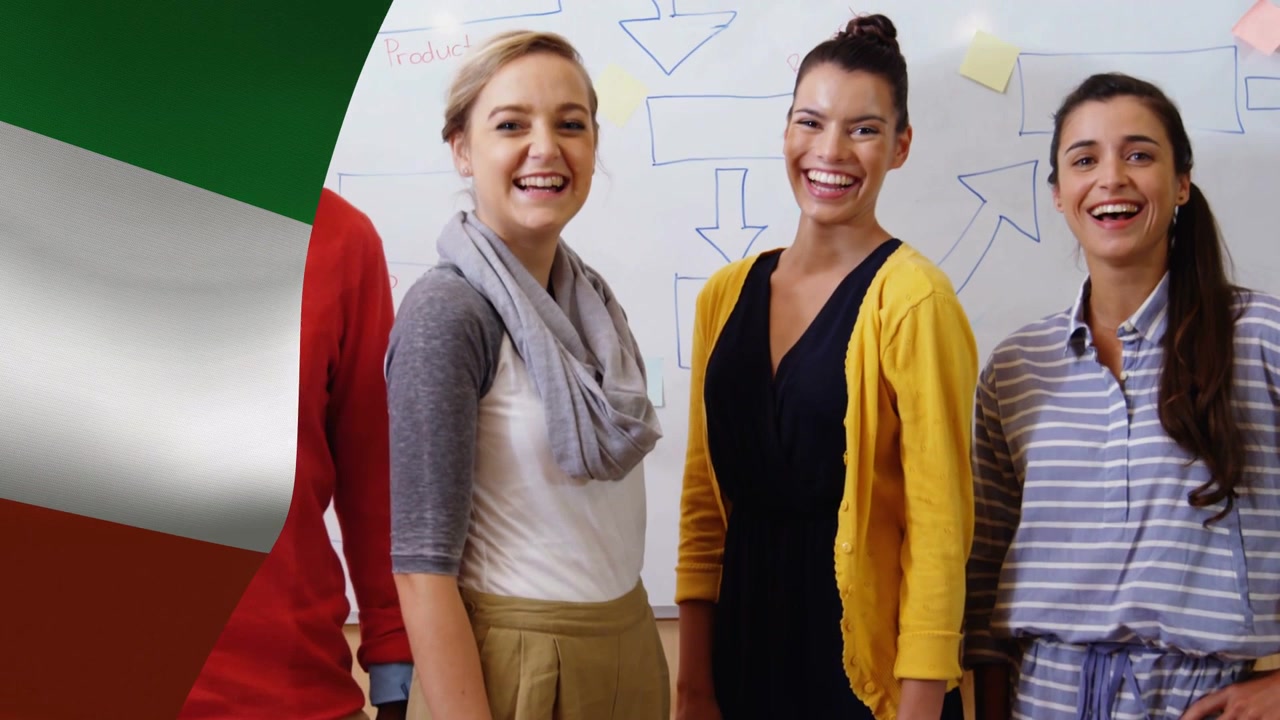 3 donne e 1 uomo che avanzano, un nastro che si ritira rivelando un diagramma di flusso su lavagna mentre il team posa