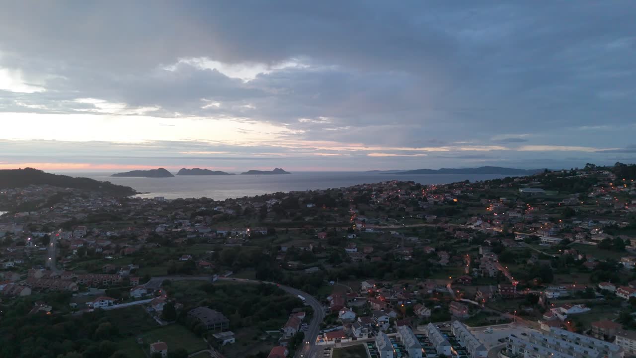 공중 - 니그란 위 에서 해가 지고 시에스 섬 들 이 지평선 에서 보이고, 아래 에 어져 있는 빛 들