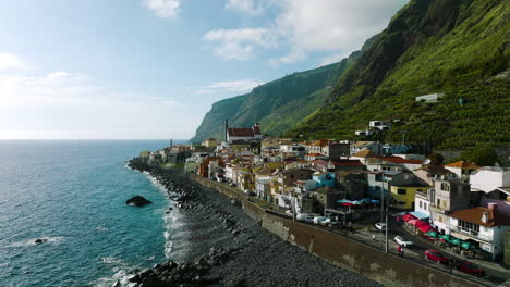 Vuelo-De-Drones-A-Lo-Largo-De-La-Costa-Rocosa-De-Paul-Do-Mar-Debajo-De-La-Escarpada-Ladera-De-La-Montaña