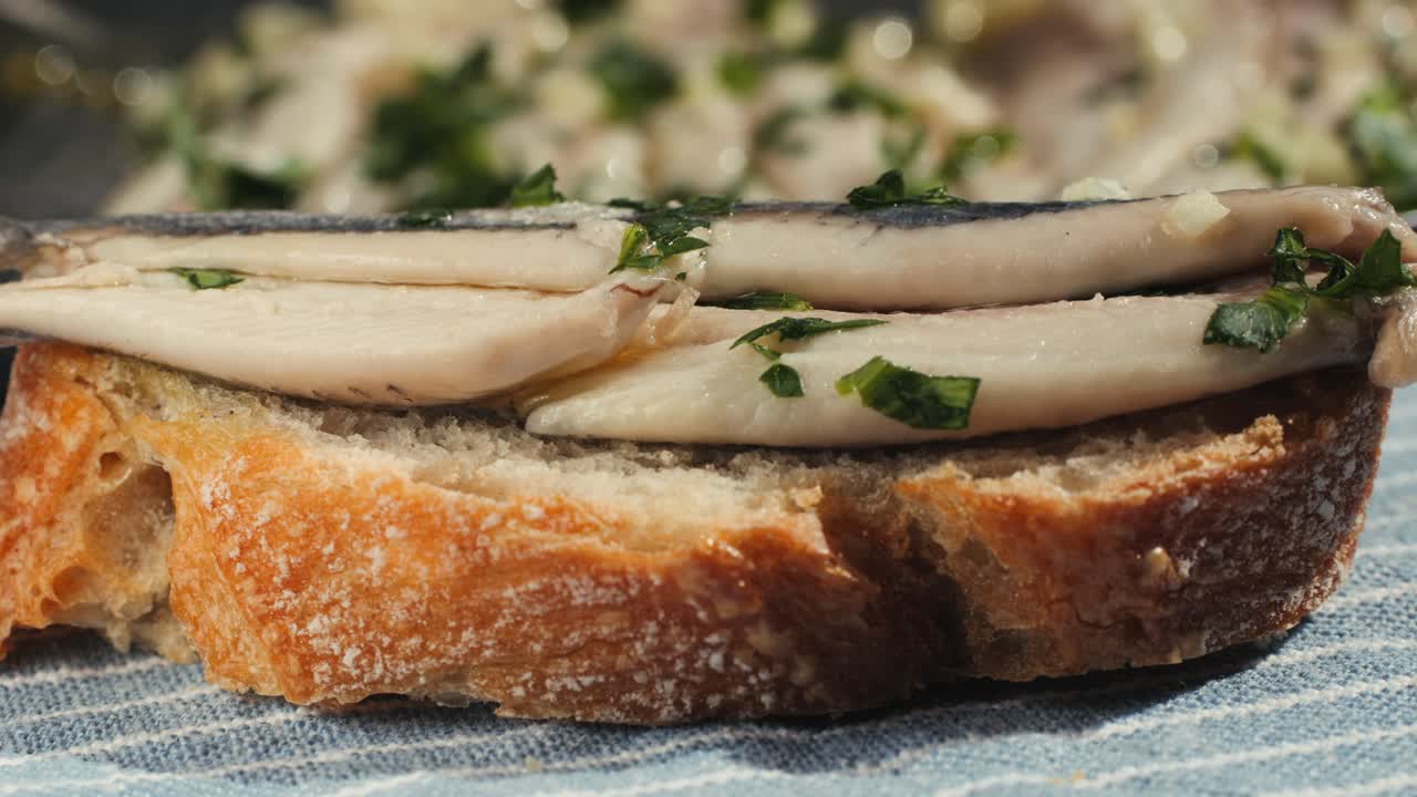 Sardine fresche di mare, alici e triglie esposte sul ghiaccio in un negozio di alimentari. Immagini di pesce e frutti di mare, primo piano su un banco di piccoli pesci bianchi salati