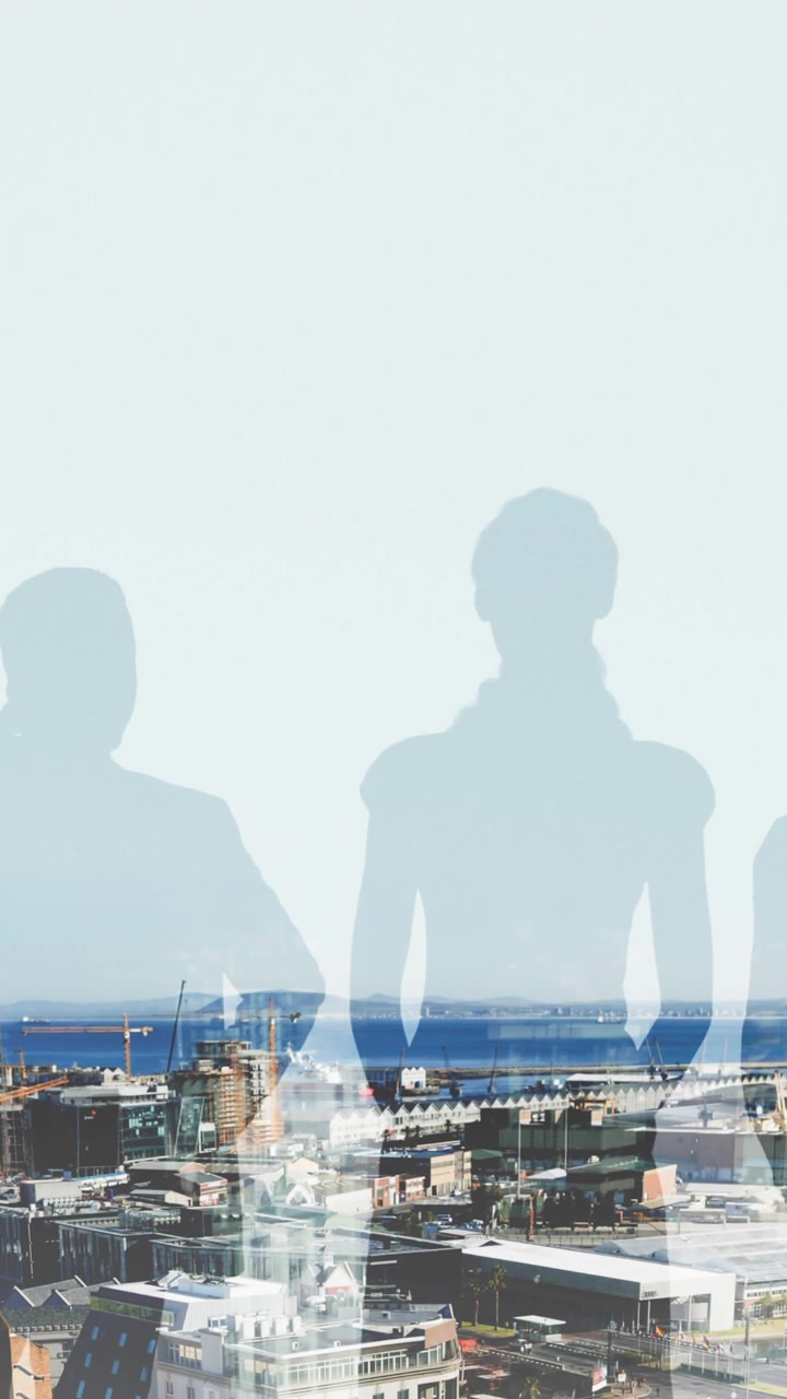 Animazione di silhouette blu di persone su un paesaggio urbano e lungomare