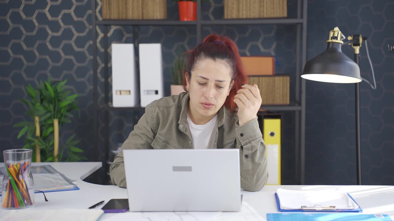 una mujer de negocios aburrida.