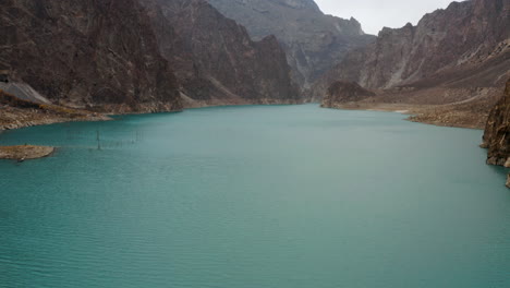 drone disparó sobre el lago attabad, revelando vistas a la montaña, valle de hunza, pakistán