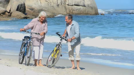 Elderly-woman-talking-with-his-husband