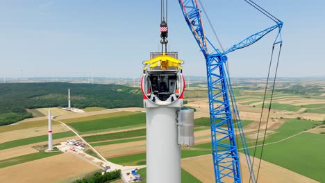 torre de turbina eólica en construcción - retirada aérea