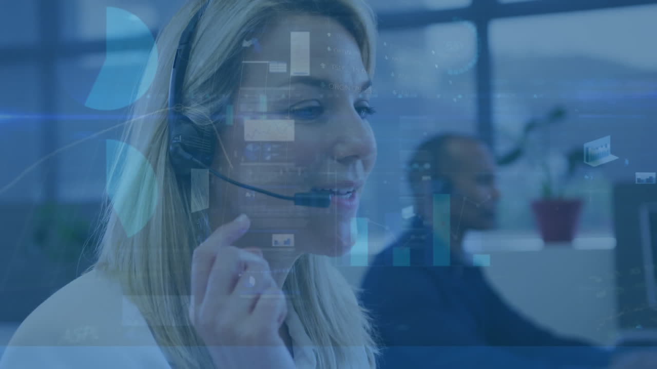 animación de procesamiento de datos estadísticos sobre mujer caucásica hablando en auriculares de teléfono en la oficina.