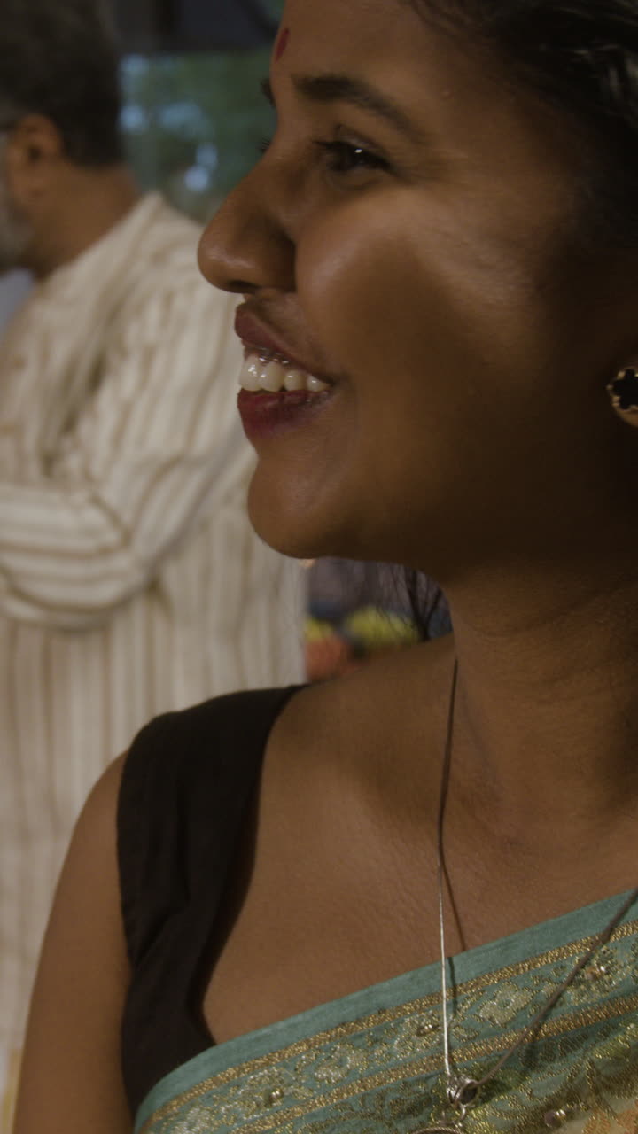 Donna elegante in sari con collana