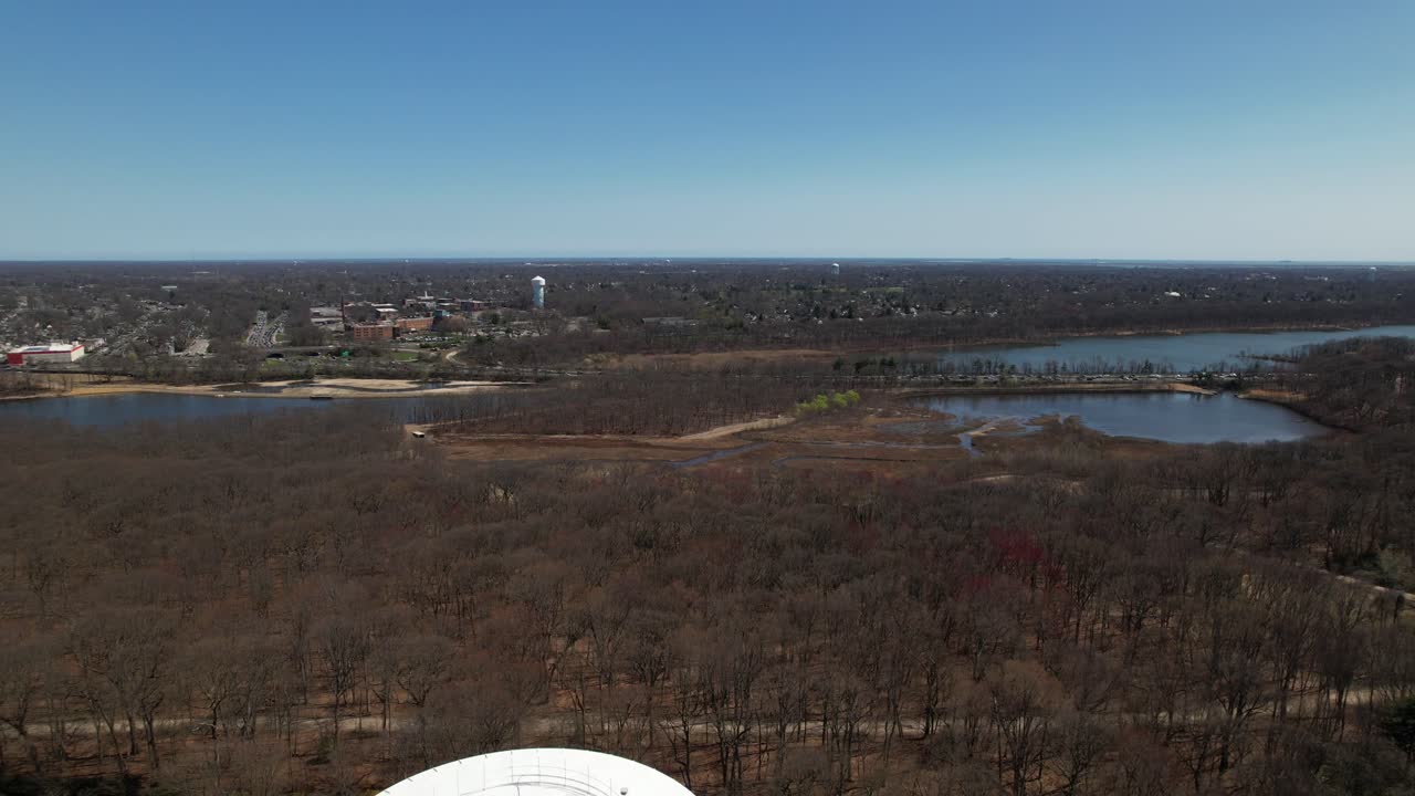 뉴욕 주 롱아일랜드 의  ⁇ 빛 날 에 해체 되고 있는 물 탑 과 다른 물 탑 의 공중 전망