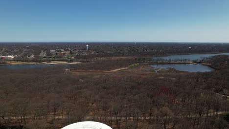 una vista aérea de una torre de agua y otra siendo desmantelada en un día soleado en long island, nueva york