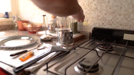 Primer-Plano-De-Las-Manos-De-Un-Hombre-Preparando-Té-Para-El-Desayuno-En-La-Mañana-Soleada