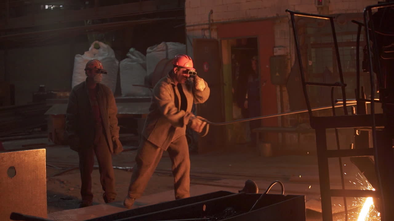 trabajadores metálicos en una fábrica de acero