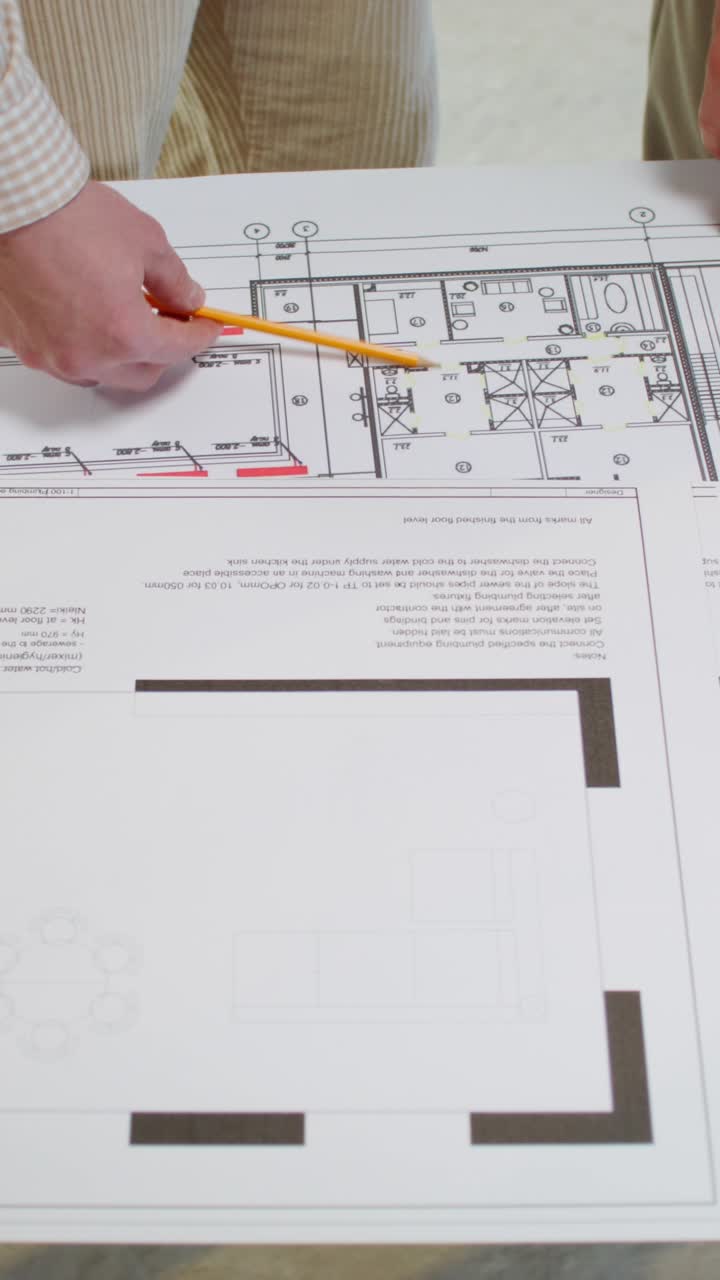 arquitectos que revisan los planos de las casas