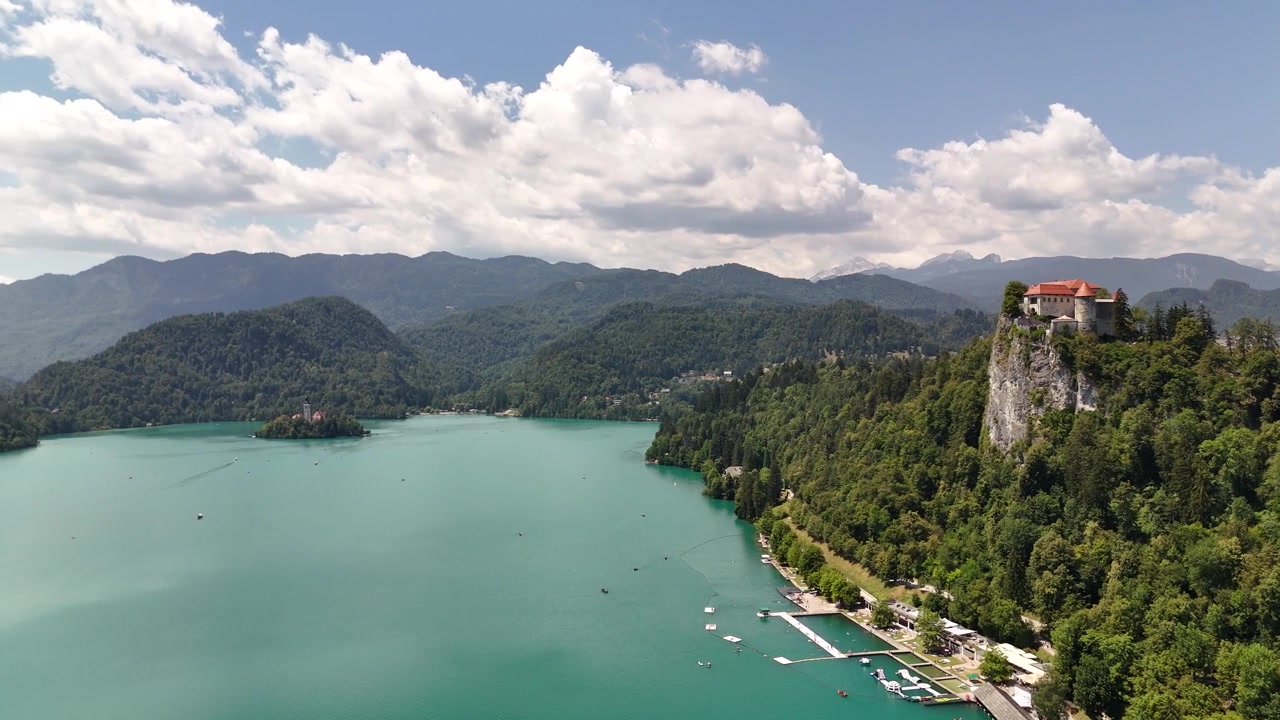 Veduta aerea con drone del Lago di Bled con l'Isola di Bled e il Castello di Bled, Slovenia.