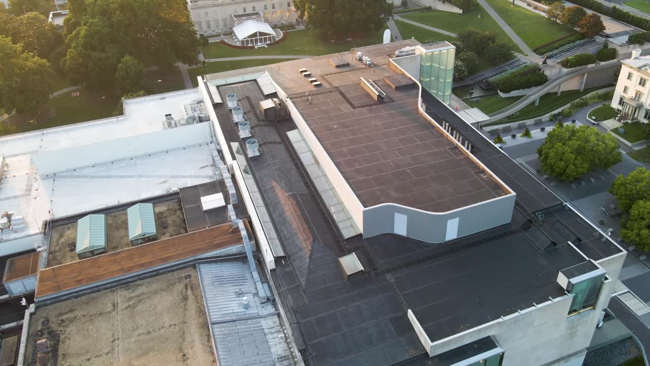 paso elevado del techo del museo de bellas artes de virginia en richmond, virginia | vista aérea panorámica hacia arriba | verano 2021