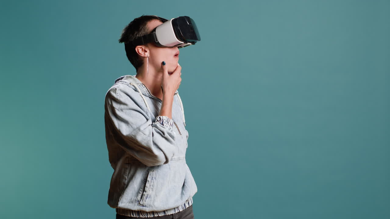 mujer usando auriculares vr