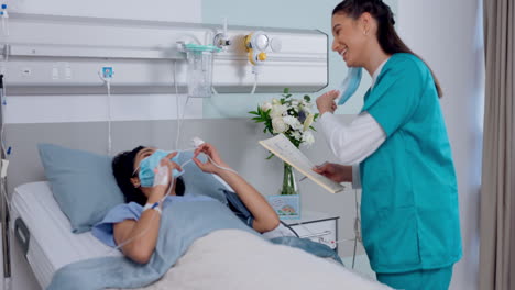 enfermera, máscara facial y quitar para el paciente en el virus