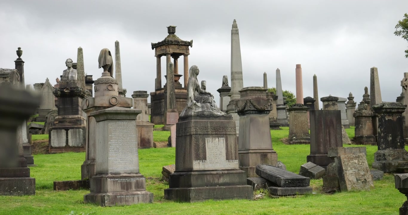 Glasgow Necropolis, en victoriansk kirkegård, der tilbyder fantastisk udsigt og et indblik i byens fortid med sine monumentale gravmæler