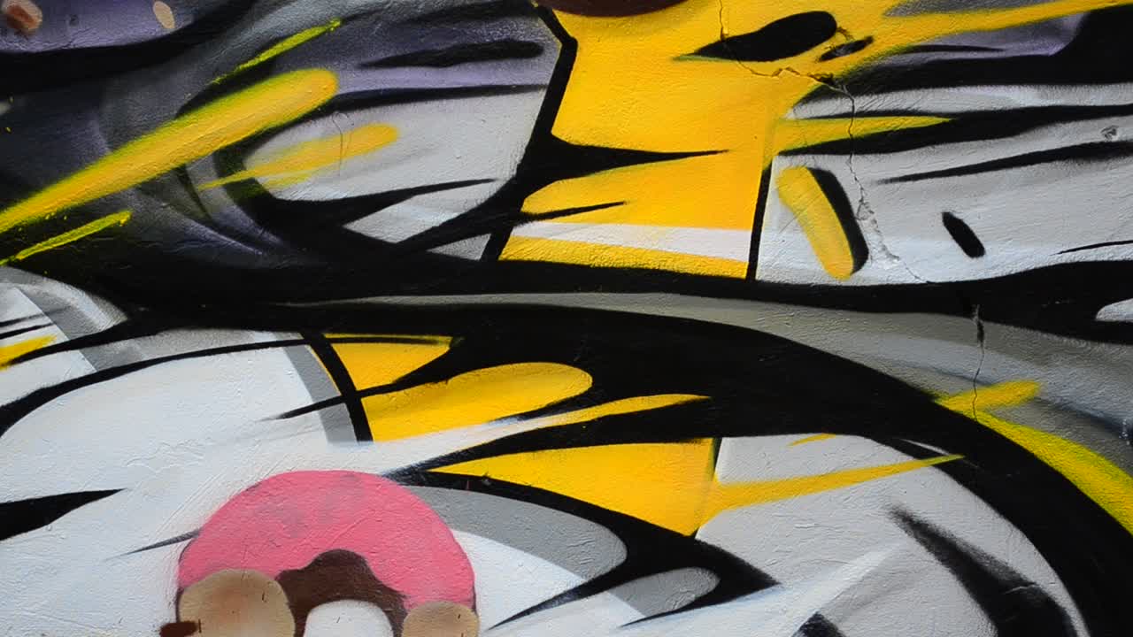 Graffiti su una recinzione, uno sfondo. L'artista disegna graffiti