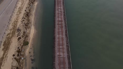 Langsames-Hochkippen-über-Eisenbahngleise-In-Lagune