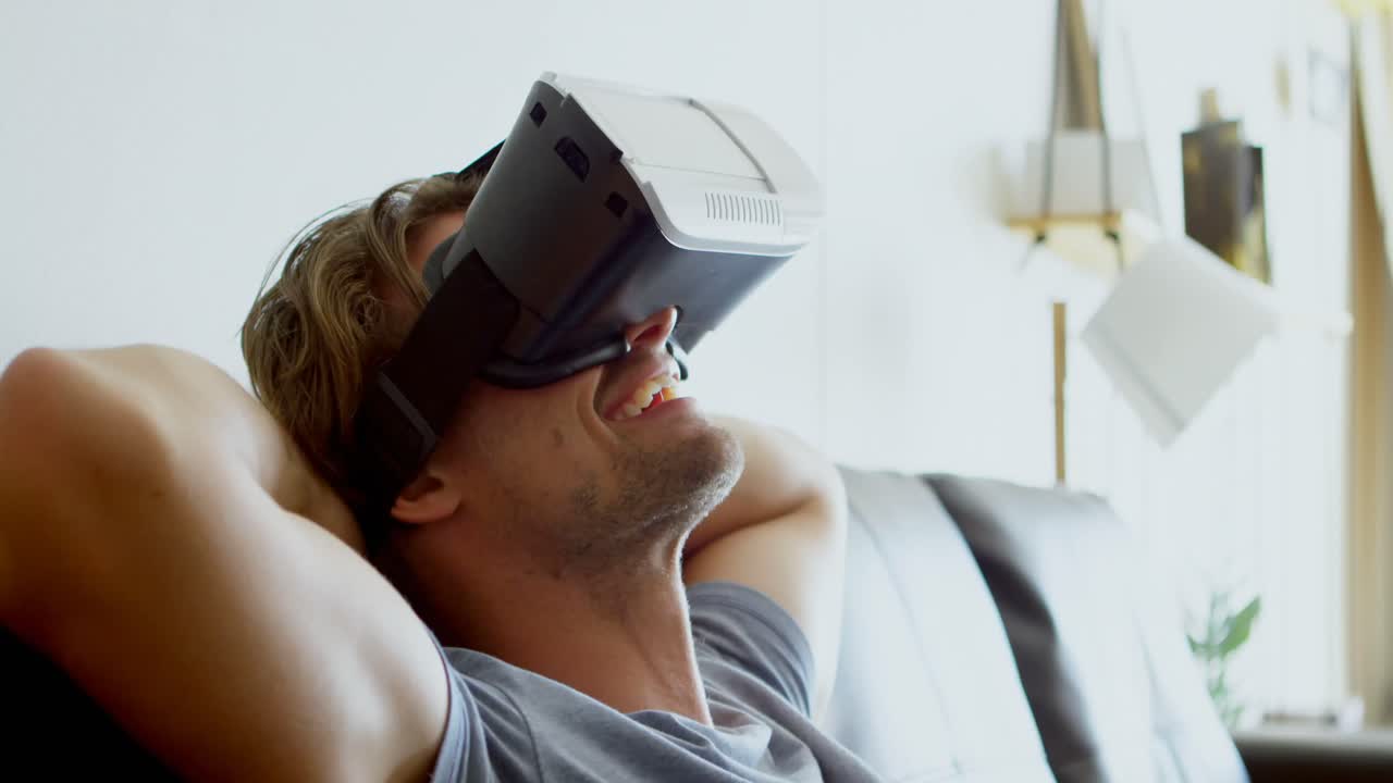 hombre usando auriculares de realidad virtual en la sala de estar 4k