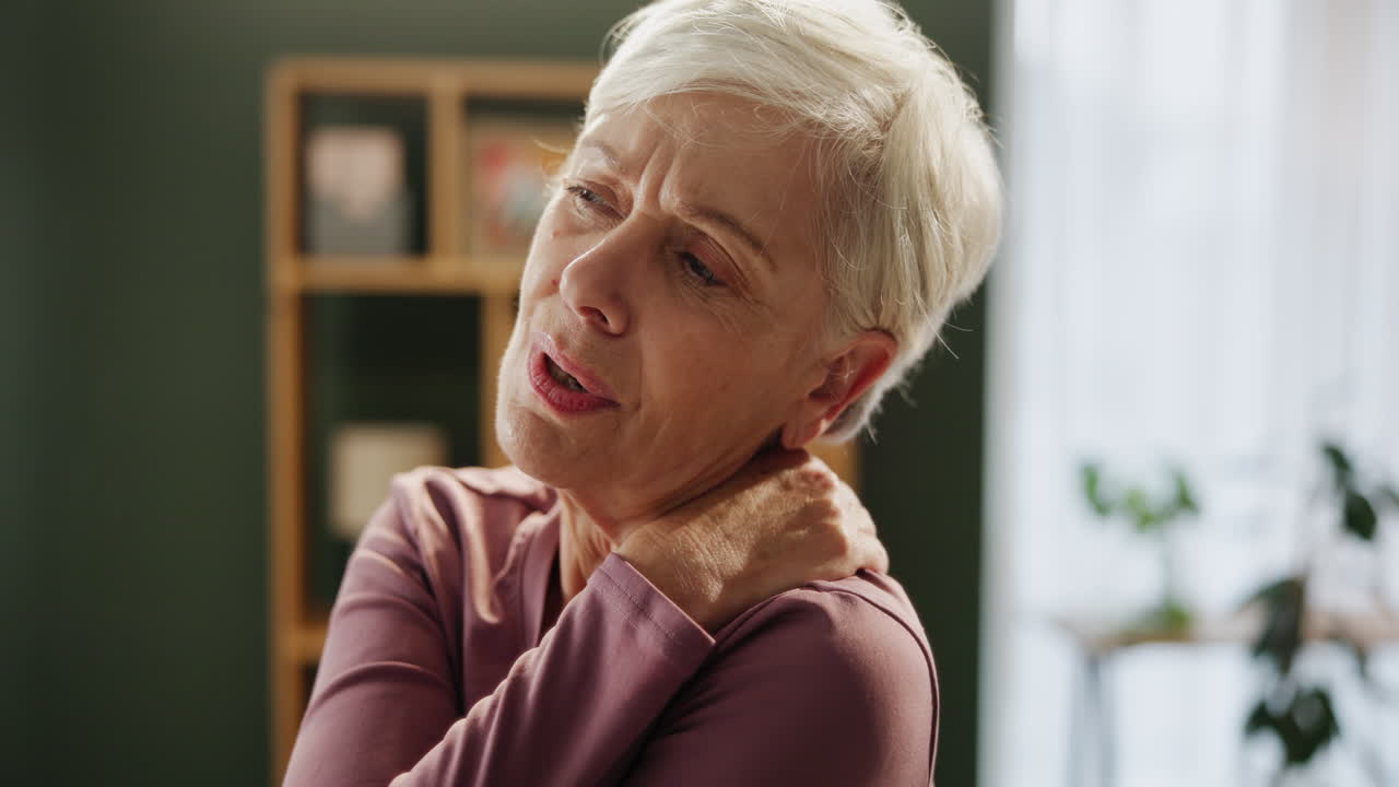 Donna anziana che soffre di dolore al collo e rigidità muscolare
