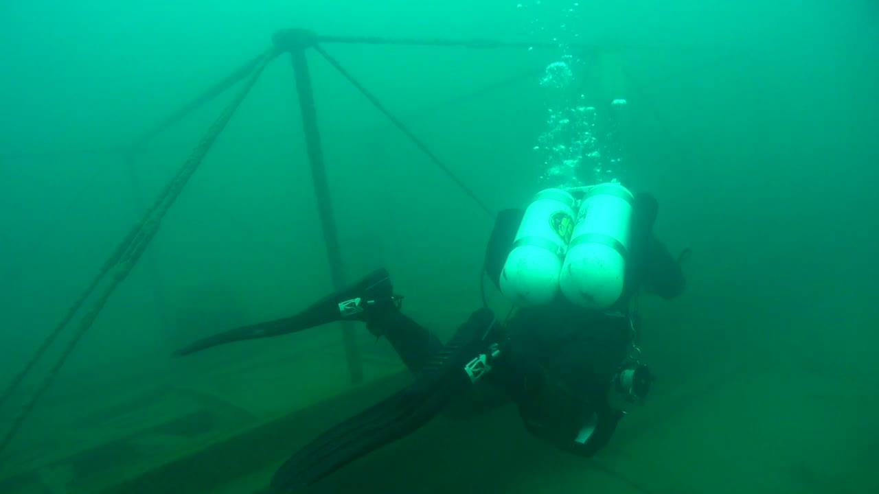 스쿠버 다이버가 골드러시 외륜 aj goddard를 탐험합니다.