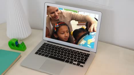animación de una computadora portátil que muestra un grupo multiétnico de niños y un maestro caucásico