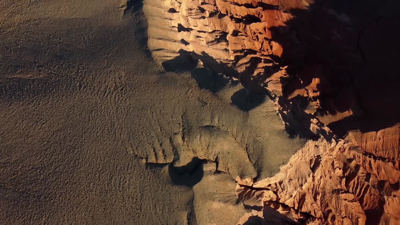 hermoso panorama del desierto de las montañas rojas desde el cielo con los colores de la hora dorada