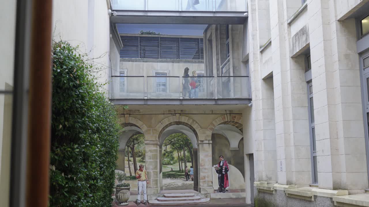 마당 내의 대규모 벽화의 느린 촬영