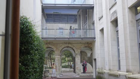 disparo de establecimiento lento de un mural a gran escala dentro de un patio