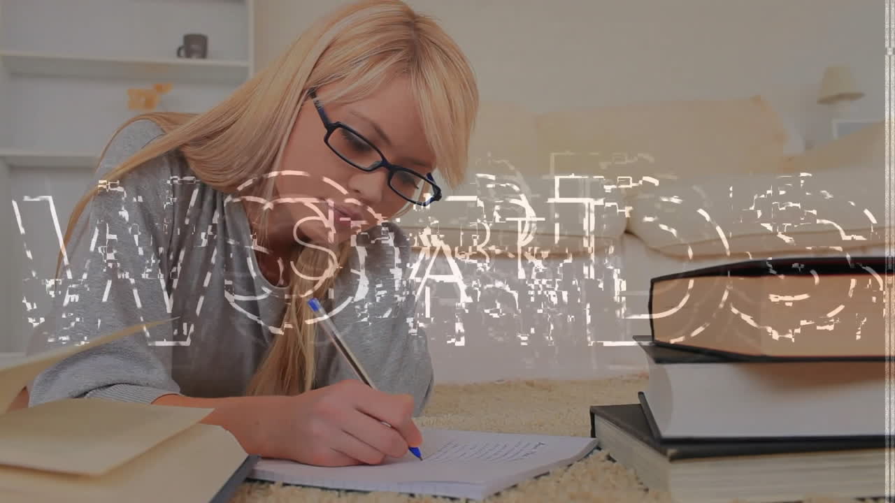 escribiendo en papel, mujer estudiando sobre el inicio de la animación de texto