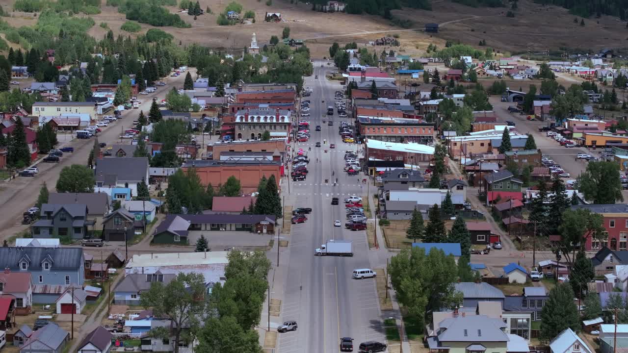 Centro di Silverton, Colorado, circondato da un vasto paesaggio alpino, fotografia aerea con teleobiettivo, Colorado, USA