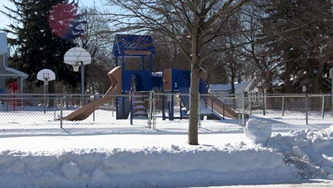 Ein-Leerer,-Schneebedeckter-Spielplatz-An-Einem-Kalten-Winternachmittag-In-Einer-Stadt-In-Den-USA