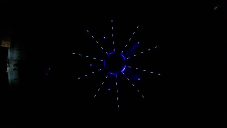 슬로바키아 브라티슬라바의 분수에 설치된 추상적이고 다채로운 원형 led 조명 쇼의 드론 영상.
