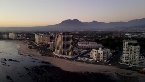 Hochwinkel-Sonnenuntergang-Luftaufnahme-Von-Strandgrundstücken-Und-Langem-Strand-In-Strandnähe