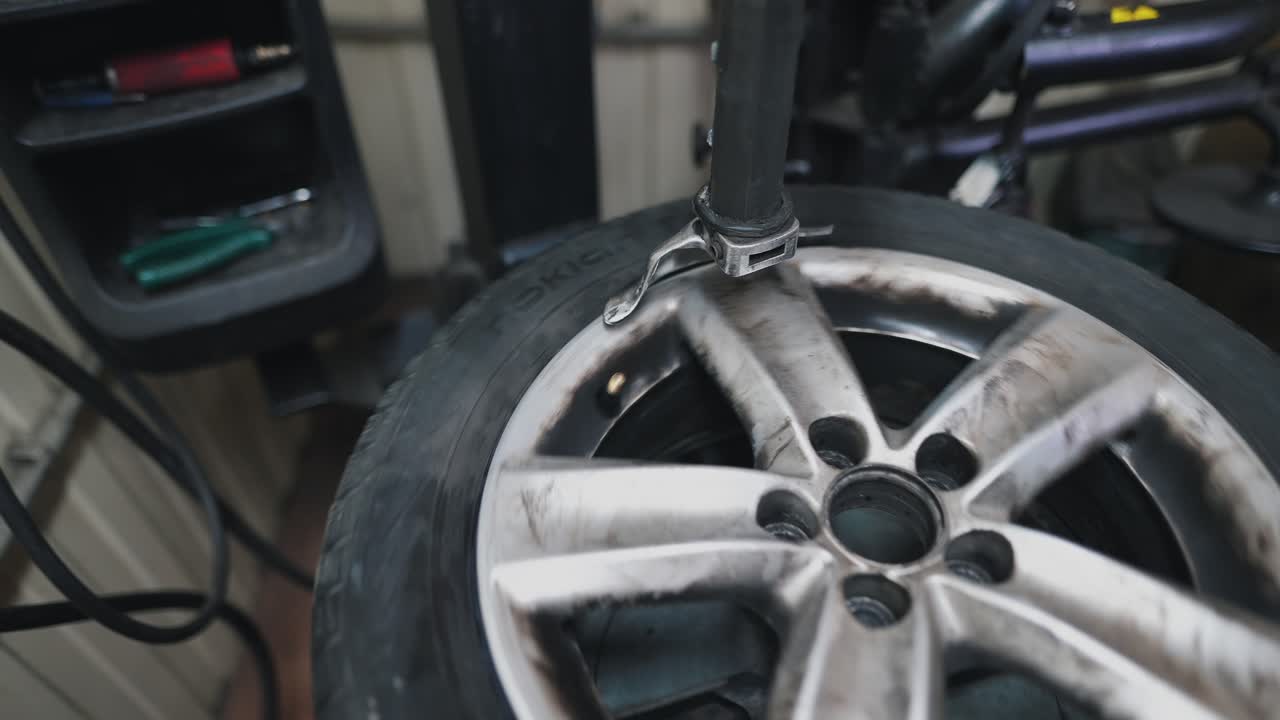 cambio de neumáticos de automóvil en un garaje