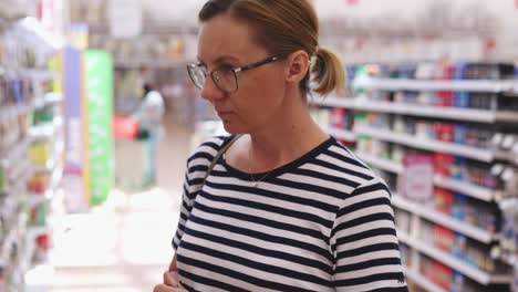 mujer comprando en una tienda de comestibles