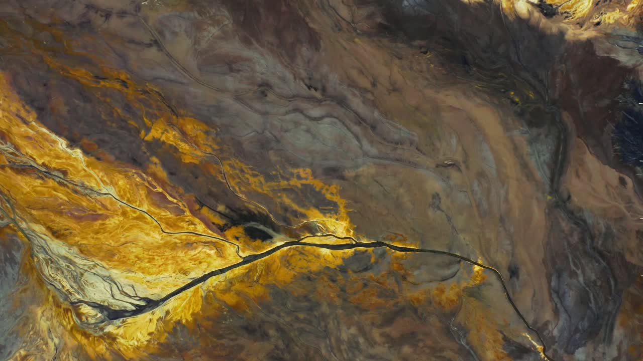 산성광산배수로 얼룩지고 오염된 하천과 지표면