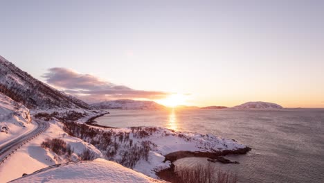 Lapso-De-Tiempo-De-La-Puesta-De-Sol-Sobre-El-Puente-Sommarøy-En-El-Norte-De-Noruega-Con-Un-Poco-De-Tráfico-Pasando