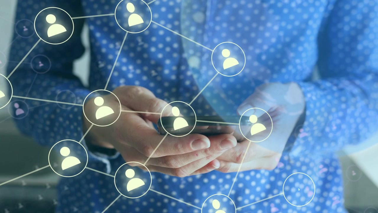Donna che tocca il telefono vicino al lavandino, facendo apparire icone utente che si collegano sopra le mani in una sovrapposizione di social network.