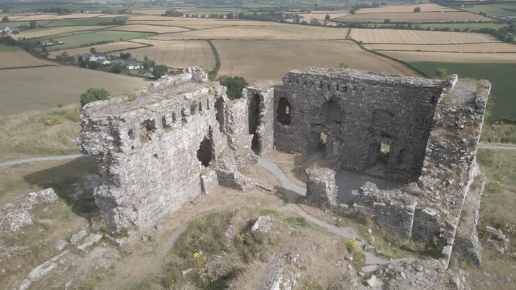 Ruínas de Castelo Medieval na Irlanda Rural - afastamento aéreo