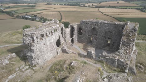 Ruinas-Del-Castillo-Medieval-En-La-Irlanda-Rural---Retroceso-Aéreo