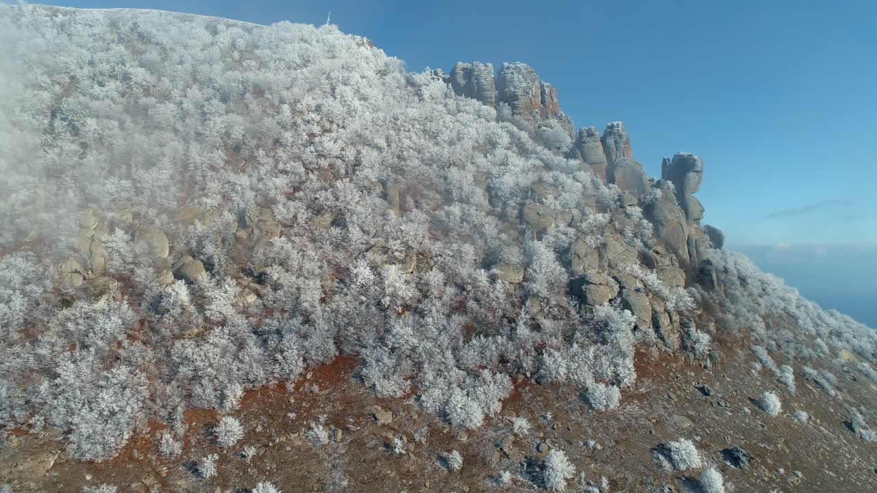 얼어붙은 산꼭대기