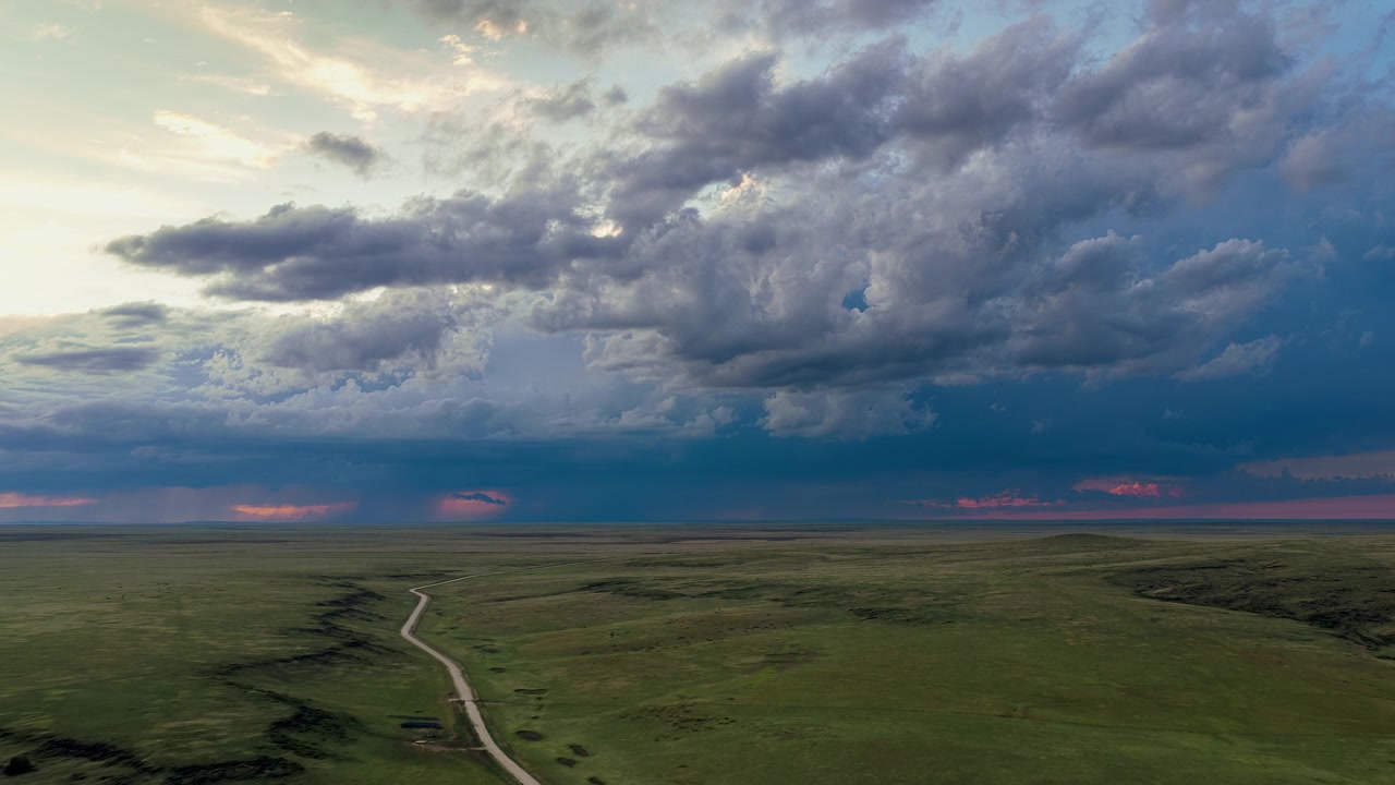 Nuvole temporalesche al tramonto serale su un bellissimo paesaggio verde, ripresa aerea con drone 4K