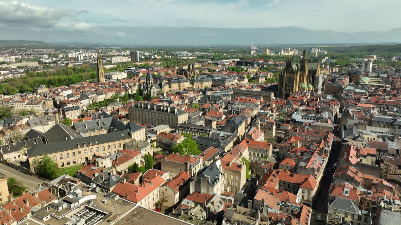 Veduta aerea in volo verso il centro città di Metz - Cattedrale di Santo Stefano.