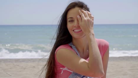 Mujer-Con-La-Mano-Cerca-Del-Cabello-Ondeando-Al-Viento