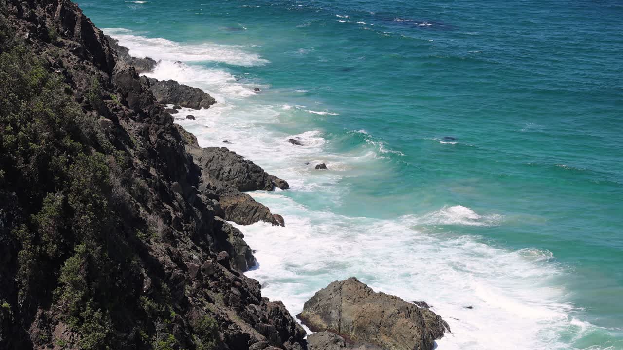 las olas golpean las rocas a lo largo de una costa pintoresca